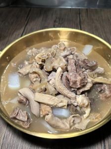 牛杂汤正宗做法大全_牛杂汤配白萝卜，做法香浓又暖心