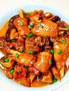 小鸡炖鲜香菇做法_温水泡香菇换水，面粉搓鸡去血水，三黄鸡香菇炖汤香
