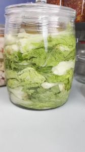 大缸腌咸白菜最简单三个步骤_晒后揉搓加调料，越放越香