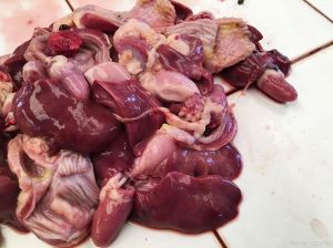 鸡胗是鸡的身上哪个部位_鸡胗营养高，烹饪多样受欢迎