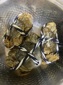 螃蟹开锅蒸几分钟_蒸螃蟹冷水下锅保完整，看时间蟹黄凝固，背朝下放，焖两三分钟肉更紧实