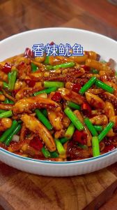 家常炒鱿鱼正宗做法_选洗焯水快炒锁鲜香