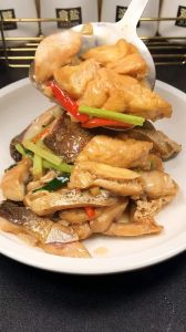 油豆腐焖鱼的家常做法_油豆腐焖鱼，家常下饭菜，做法简单