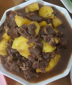 菠萝炒牛肉的家常做法_菠萝炒牛肉要嫩滑，腌好牛肉炒菠萝，鲜嫩又美味！