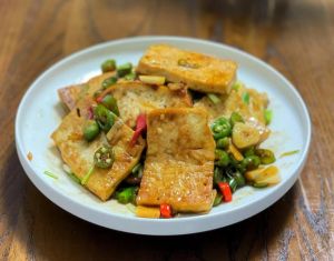 煎豆腐炒肉的家常做法_香煎豆腐炒肉，外酥内嫩家常味