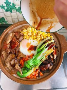 砂锅煲仔饭家常做法_家常砂锅煲仔饭，简单香浓，暖心美味！