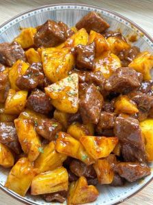 菠萝炒牛肉做法_选好肉腌锁汁，新手也能做美味