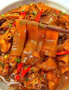 鸡子炖粉条的家常做法_小鸡炖粉条，暖胃家常菜，肉香粉条美！