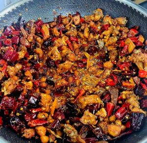 炒兔肉用什么配菜_兔肉做法多，炖炒皆鲜美
