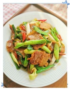 大蒜苗炒肉丝的家常做法_腌好里脊丝，大火炒蒜苗，生抽老抽调味，肉丝嫩滑蒜苗脆