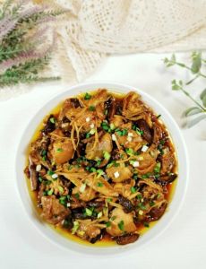 香菇鸡的做法_香菇鸡家常做法，鲜嫩美味