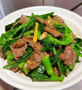 炒青菜牛肉的正确步骤_胡椒料酒腌里脊，小白菜营养更佳
