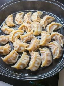 猪肉蒸饺的做法大全_猪肉蒸饺，酸辣鲜香，肥瘦相间配蔬菜