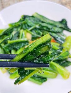 清炒油麦菜家常做法_清炒油麦菜，简单美味家常菜！