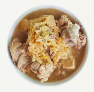 酸菜炖大棒骨的做法大全家常_酸菜炖大棒骨，酸香醇厚东北家常菜