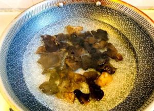 木耳焯水后炒时为何还爆炸_木耳热油易爆？焯水泡发有妙招！