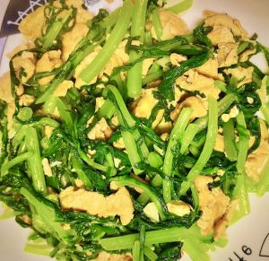 鸡蛋炒茼蒿用不用焯水_茼蒿炒不焯水？营养口感两不误！