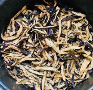 晒茄子干到底蒸不蒸呀_蒸茄子干更香脆，生晒色泽金黄，辣炒入味嚼耐