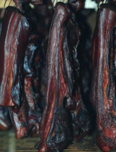 为什么熟腊肉肥肉硬嚼不动_腊肉太咸太硬？水泡蒸煮减咸法！