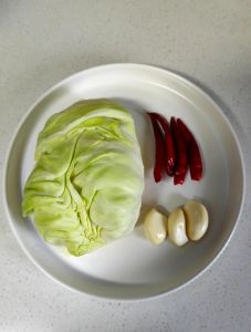 包菜做泡菜用焯水吗_亚洲风味泡菜，包菜不焯水更脆嫩！