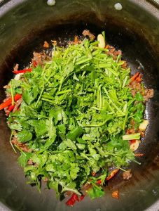 香菜炒牛肉需要焯水嘛_快焯牛肉，蛋清腌嫩，热锅快炒香菜梗保香