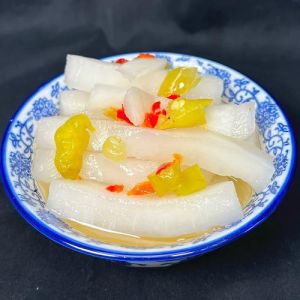 泡椒萝卜的最正宗做法_腌萝卜加泰椒醋糖，脆爽开胃的泡椒萝卜做好啦！