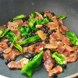 家常炒黑豆的做法_隔夜晾干黑豆，小火慢炒香脆！