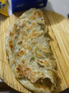 烙油馍的家常做法_五香葱花油馍，做法简单美味！