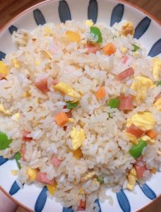 蛋炒饭蛋液直接裹上米饭的做法_蛋液米饭融合，美味暖心