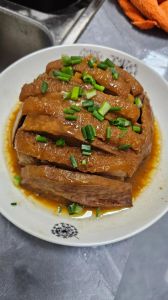 广西芋头扣肉的家常做法_广西经典芋头扣肉，肥而不腻香软糯！