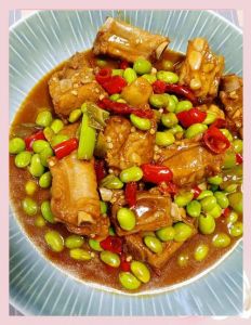 青豆焖排骨家常做法_青豆排骨家常菜，做法简单营养好