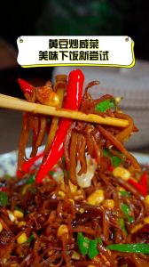 咸菜炒黄豆的家常做法_家常黄豆炒咸菜，香浓美味易制作