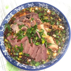 粉汤羊血泡馍的家常做法_醇厚羊汤配麻辣香，地道风味！