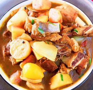 土豆排骨汤的家常做法_冷水下锅去腥，花椒大料炖出鲜美