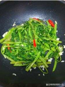 腐乳空心菜的做法_翠绿空心菜，腐乳酱汁炒，咸鲜家常菜
