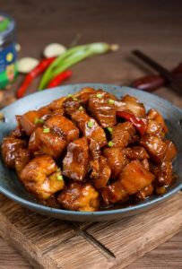 青豆烧红烧肉的做法_青豆红烧肉做法，家常菜色香味全