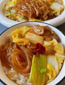 炖白菜粉条的做法_小白菜炖粉条，家常暖胃，简单美味！