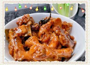 香辣鸡爪排骨汤的做法_香辣鸡爪排骨汤做法，鲜香入味！