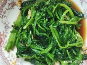 菠菜焯水的正确方法_焯水保绿去草酸，快炒加酒提鲜更美味