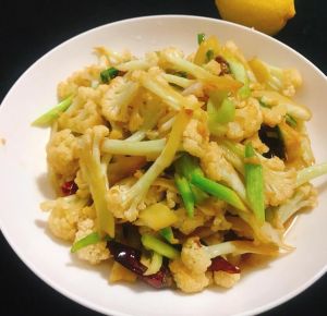 素干煸菜花的家常做法_家常素干煸菜花，脆嫩入味，做法简单！