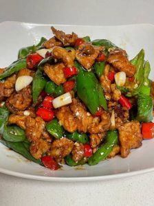 爆炒嫩肉锅的家常做法_选里脊梅头肉，逆纹切薄腌小苏打，大火快炒锁肉汁