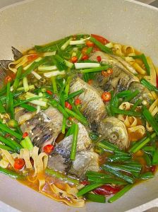 葱葱鲫鱼的家常做法窍门_香煎鲫鱼，鲜嫩可口
