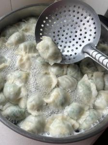 速冻饺子煮10分钟熟吗_速冻饺子怎么煮？时间看情况