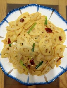 炒藕片用焯水吗_焯水莲藕30秒保脆，加醋防黑过凉水，大火快炒配青椒