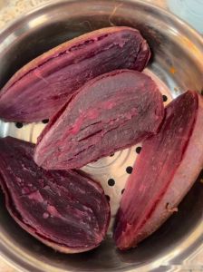 紫薯为什么不能去皮蒸_蒸紫薯带皮吃营养好，易去皮