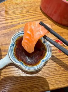 鳗鱼饭里的鳗鱼有刺吗_鳗鱼饭小刺多？天然美味！