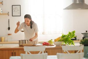 厨房一边做饭一边看电视的生活方式：家庭娱乐与料理的完美结合