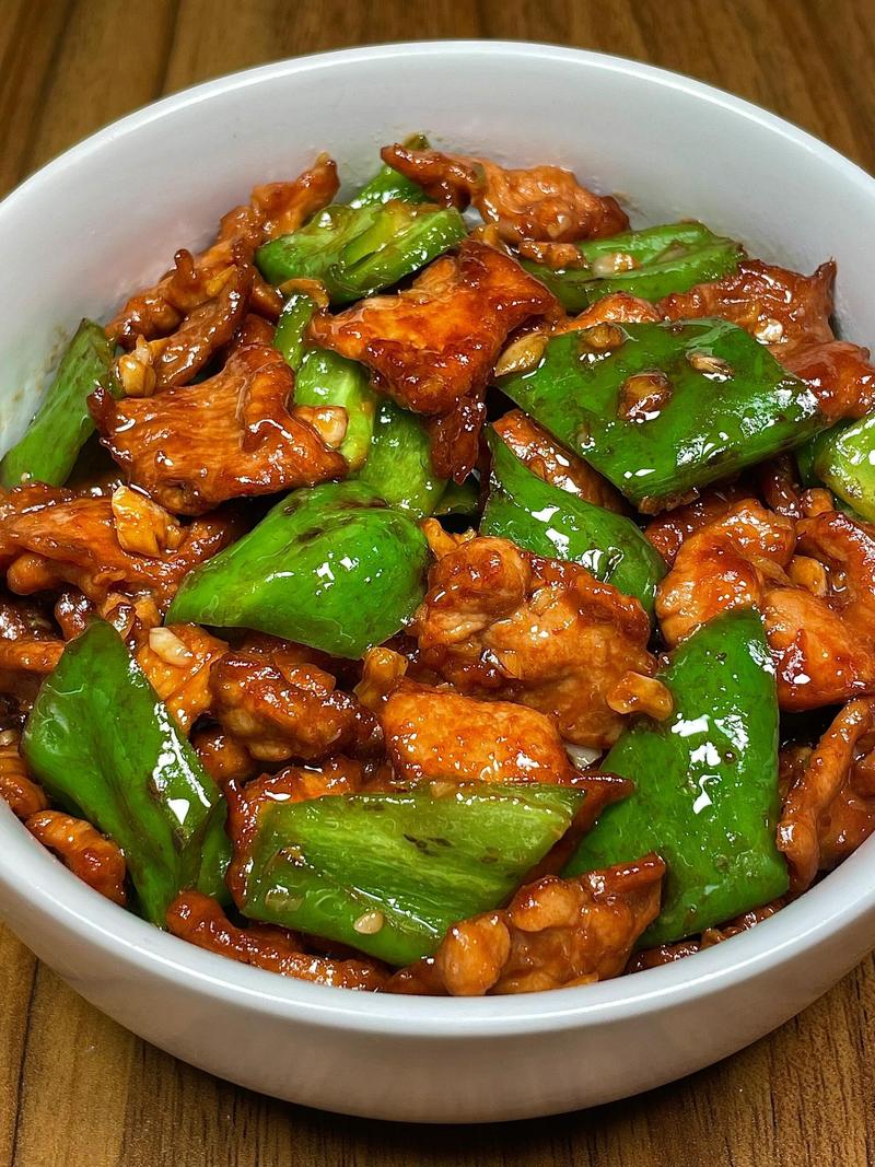 辣椒炒肉属于哪个菜系_辣椒炒肉剁椒鱼头口味鸡，美味享不停