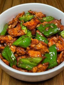 辣椒炒肉属于哪个菜系_辣椒炒肉剁椒鱼头口味鸡，美味享不停