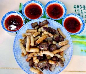 甘肃临夏特色美食_酿皮子手抓羊肉油炸馃馃，风味独特！